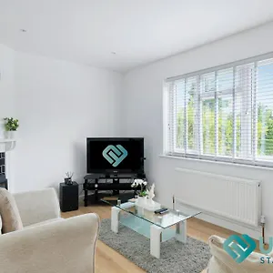 Spacious 3Br House - Hot Tub - Near Castle, Qmc - City Centre & Trent Bridge - Free Parking - Sleeps 6 Holiday home